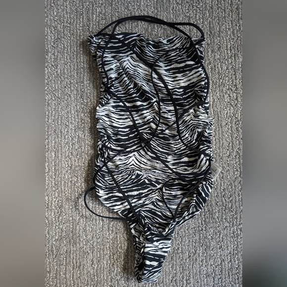 Zebra style bodysuit w. open back - Picture 3 of 3